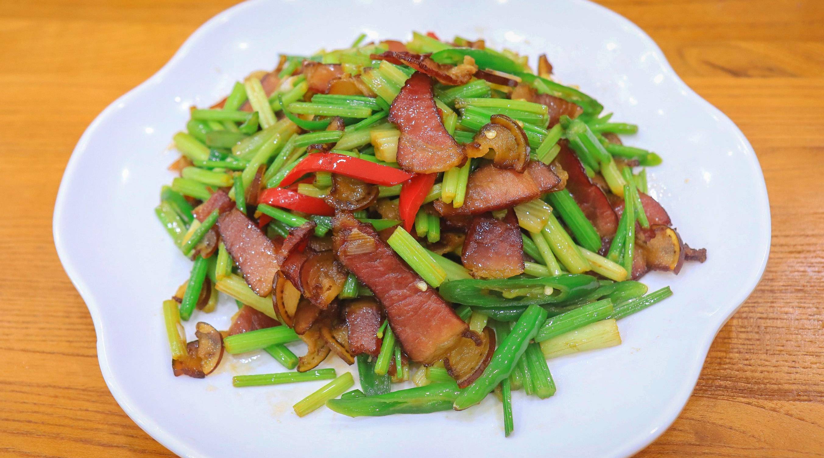 【芹菜炒腊肉】做法步骤图 香而不腻超下饭 不愁孩-起舞食谱网