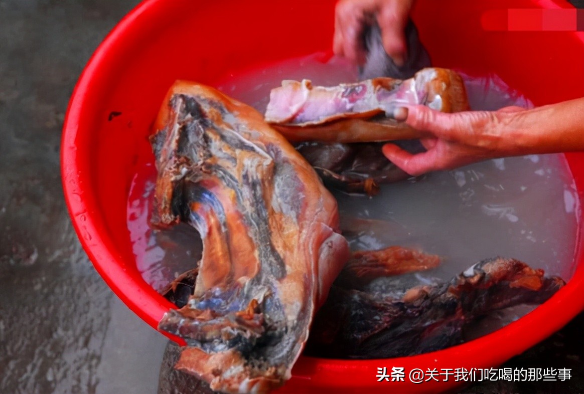 晒干的腊肉最忌直接炒，想要又香又嫩还不咸，下锅前要多做这2步