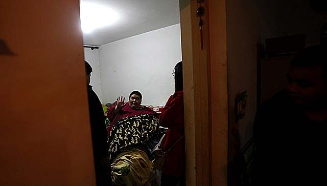 河北小伙胸口顶着200多斤肉球，体重500斤，吃喝拉撒在床上解决