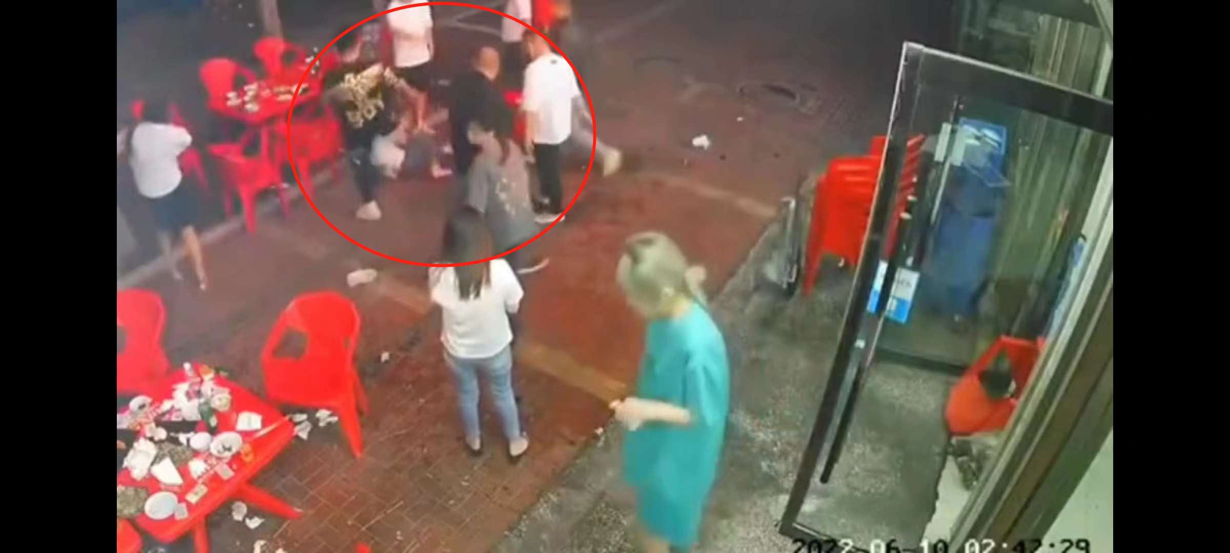 “唐山烧烤店”细节，同伙均为暴戾之徒，手段令人发指