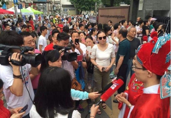 2004年山东高考状元，考得749分，差一分满分，后来在做什么呢？