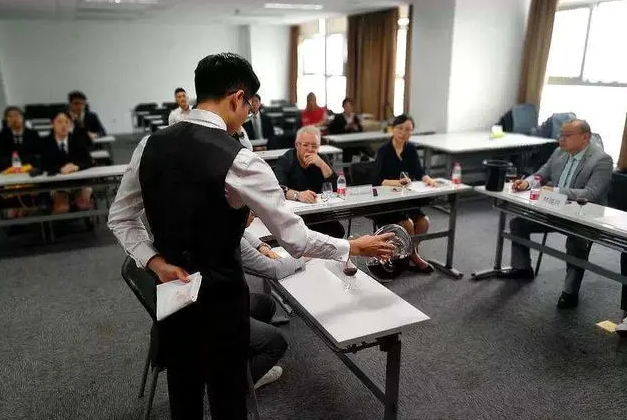 出国留学并不易，其中“套路”要熟记，这些这些前提要知晓