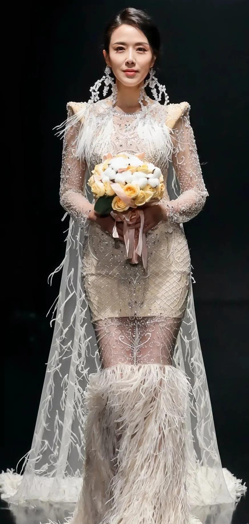 颜丹晨温柔对自己，打败时间，时尚又有女人味的美图合集