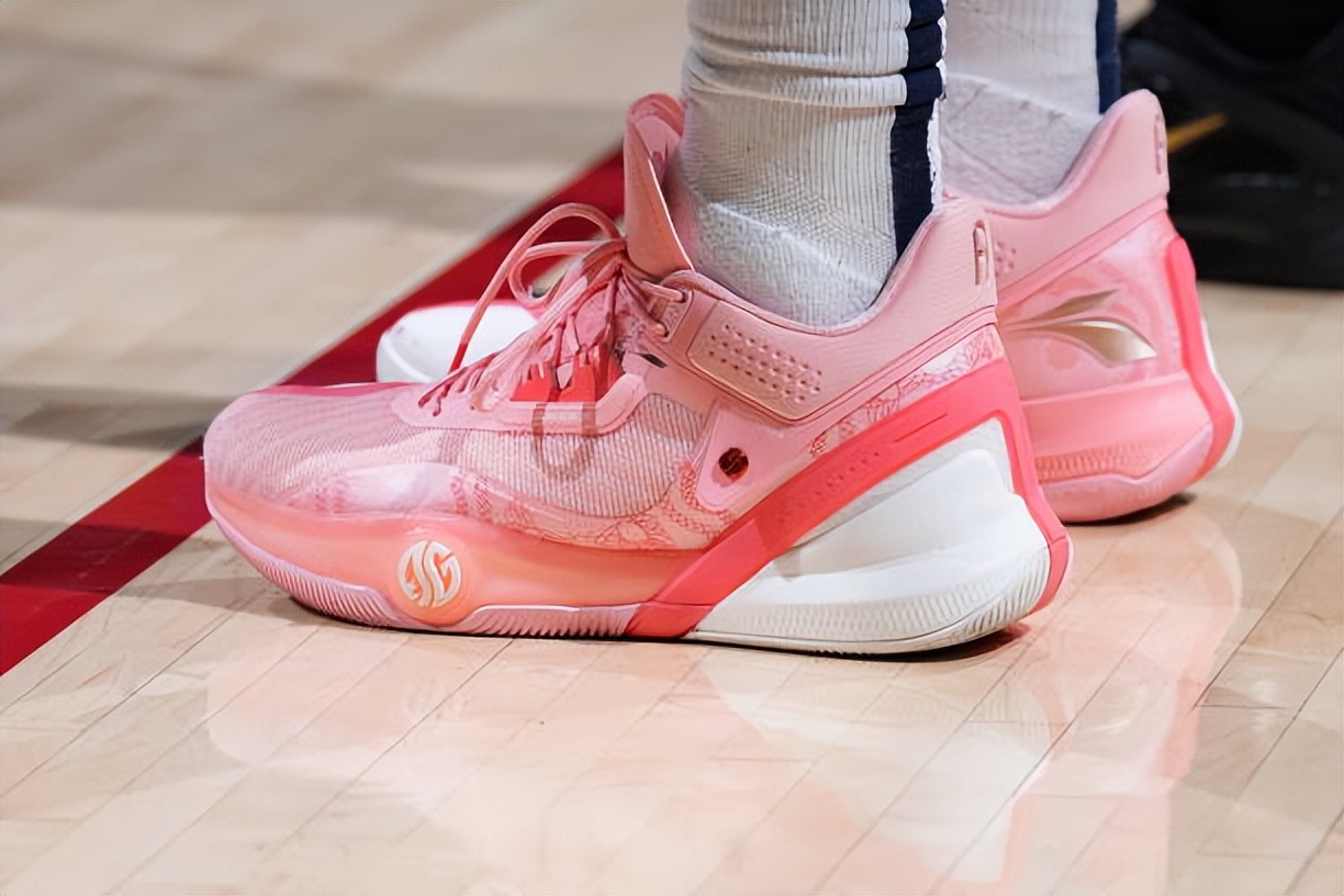 nba球員穿的都是哪些球鞋（NBA球員上腳：庫里穿curry1北極光，克萊穿安踏KT8）