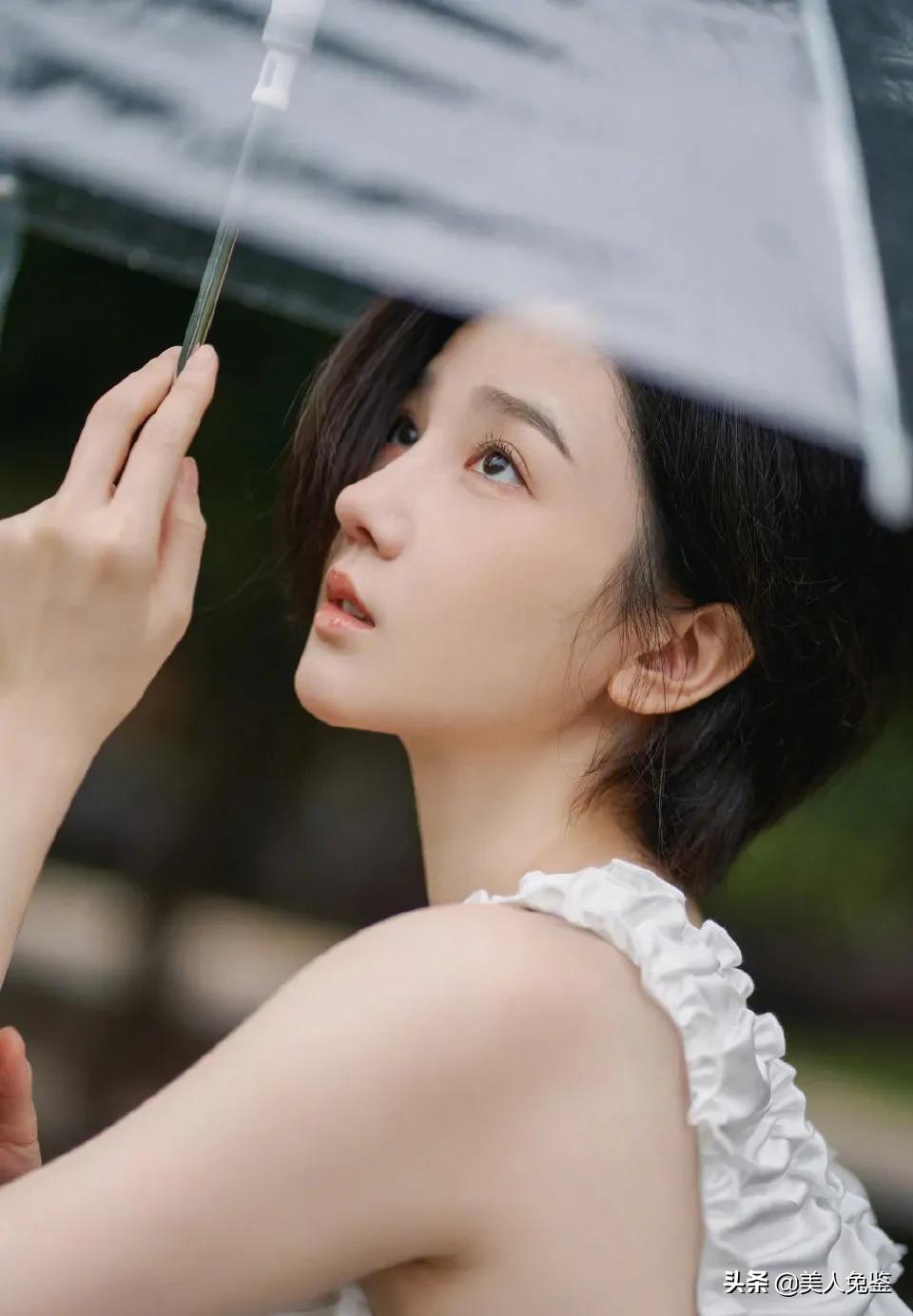 陈小纭发短发写真，化身雨中精灵