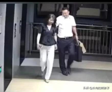 大瓜！南京一学校领导出轨少妇电梯内激吻，被其军官丈夫实名举报