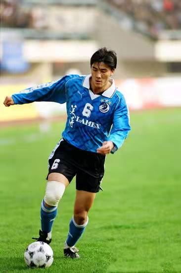 1994年中国足球职业化开始,李明开始随大连万达征战甲a联赛,在大连