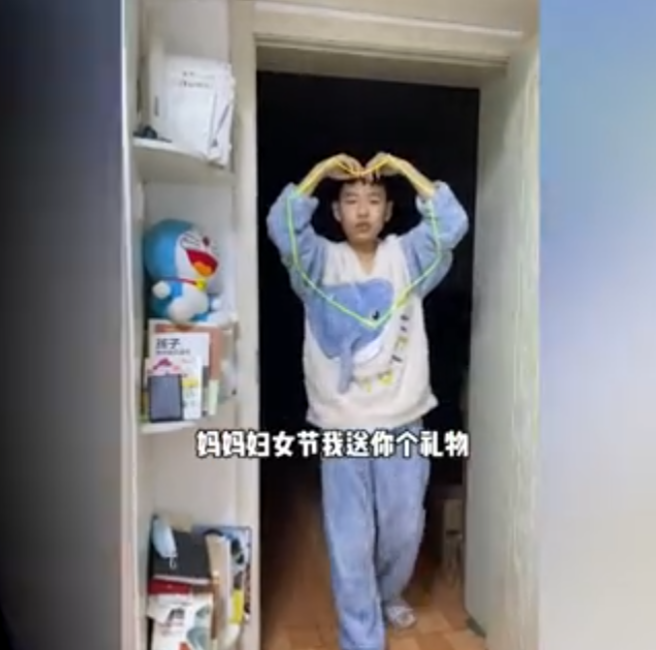 黑龙江妈妈收到儿子妇女节礼物，关灯瞬间被惊艳到：浪漫又感人