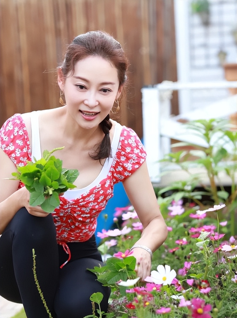 杨卓娜：生了孩子没名没分，还得照顾两个继女当后妈