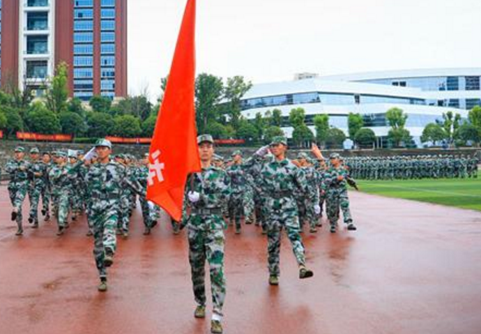 职业学院“招生海报”流出，学生一脸生无可恋，表情没看出开心