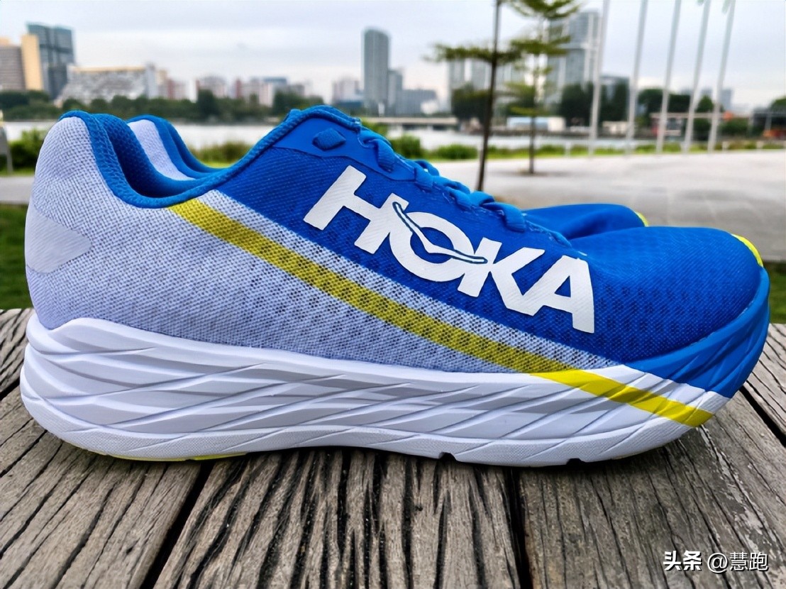 什么运动鞋鞋底厚(标志性厚底既轻又缓震：2022 HOKA最值得推荐的7款跑鞋)