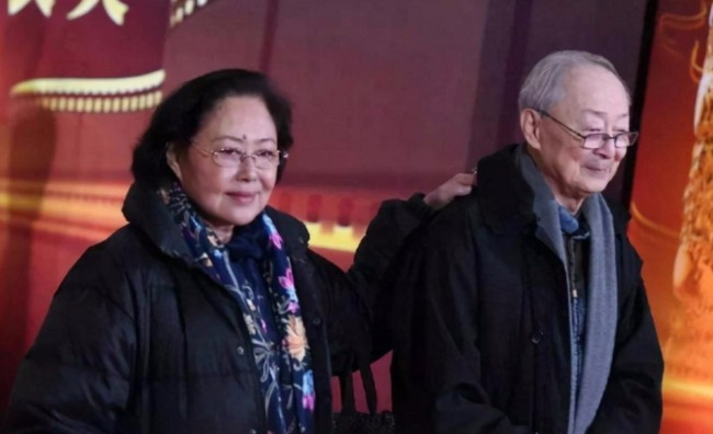 但陈亮声对此却毫不在意,他的经历比斯琴高娃更丰富,并且常年在国际