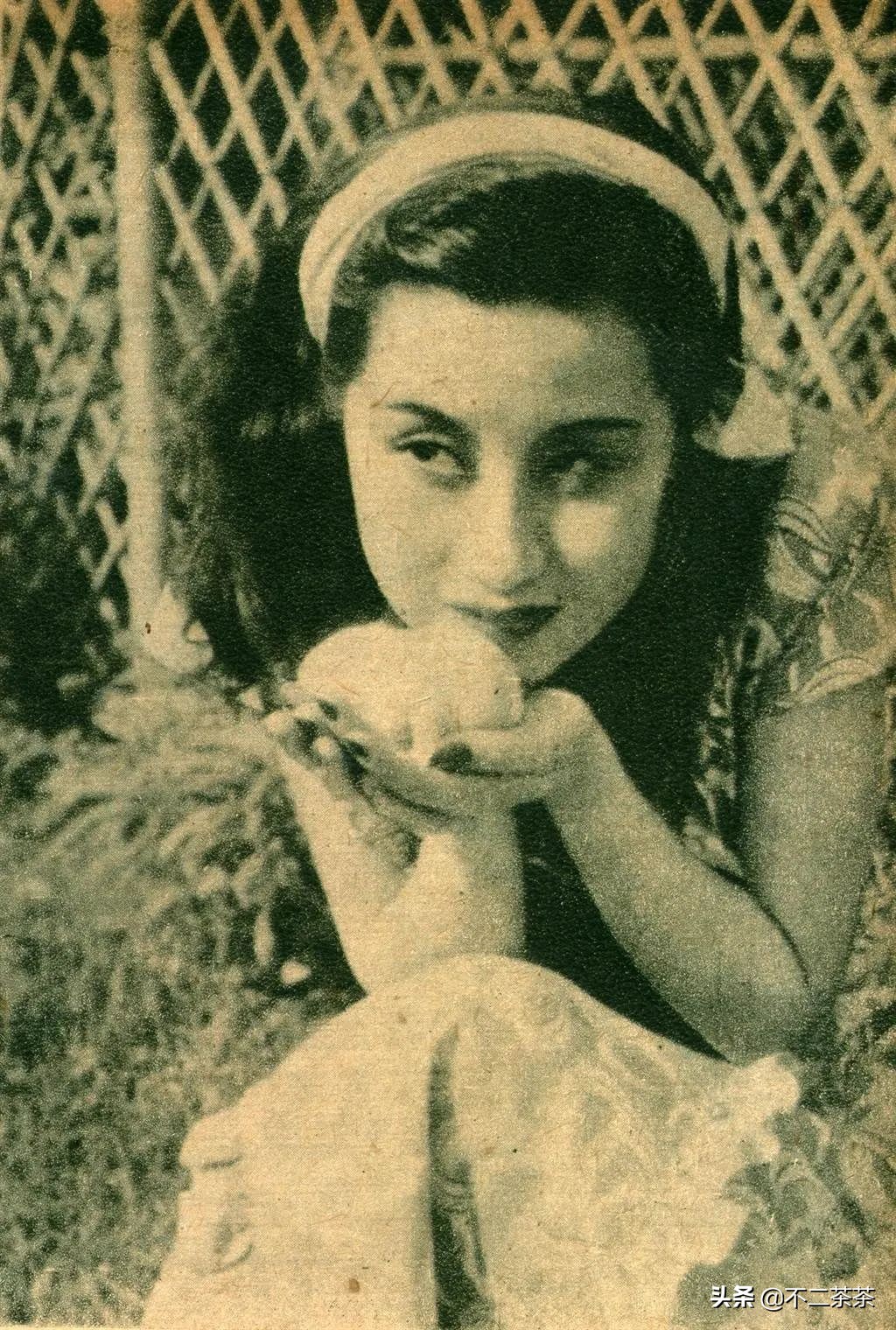 她是当时上海滩五大歌后之一，老年时感叹：婚姻几乎毁了我
