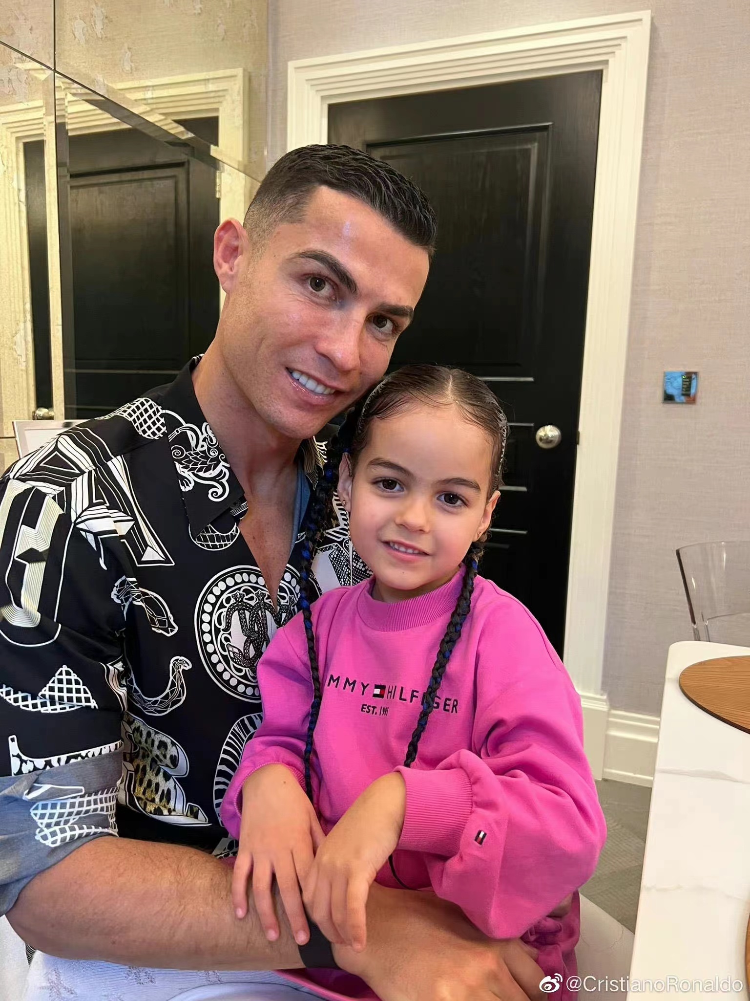 c罗四个娃都谁生的（C罗怀抱着四公主，一脸幸福！乔治娜生下的这个女儿，五官神似C罗）-趣拿体育