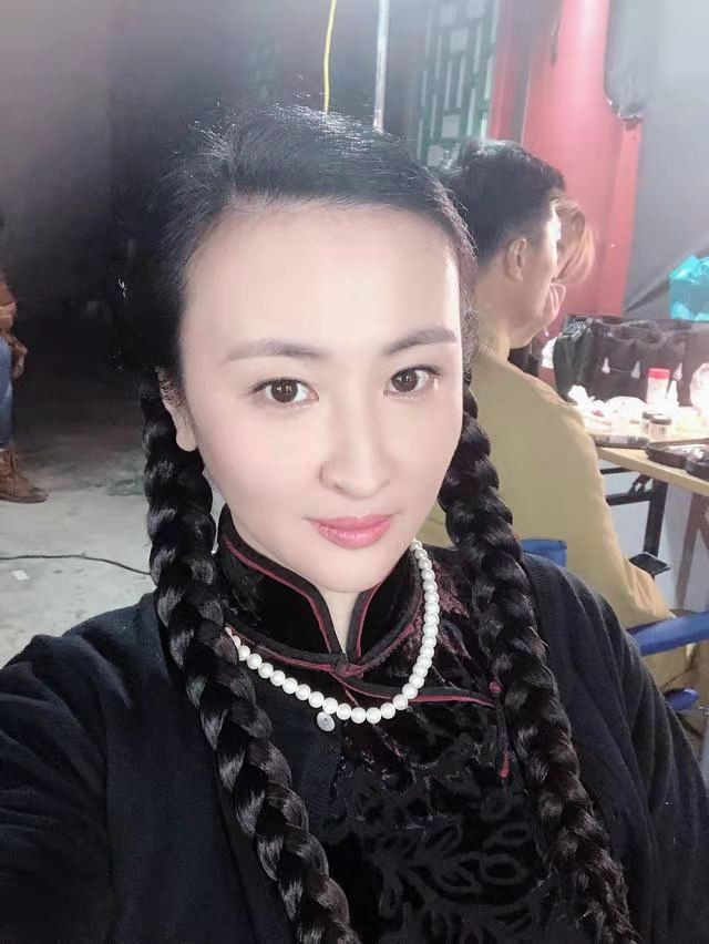 摸腿、陪酒、绝育、自杀，娱乐圈的潜规则，“毁”了多少女孩？