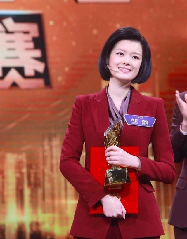 三十出头的邹韵:坐拥"小董卿"美誉,不凭运气全靠实力!