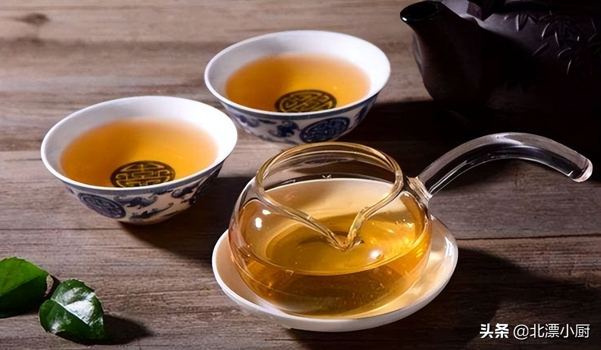 女人若不想变“黄脸婆”，建议“忌2食，饮4水”，气色好显年轻