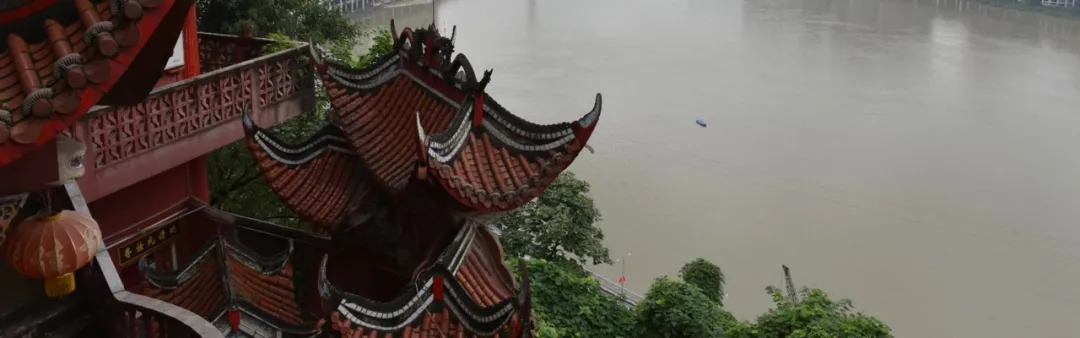 重庆沙滨路上的悬空道观后，藏着神秘岩葬群和荒废的豪宅