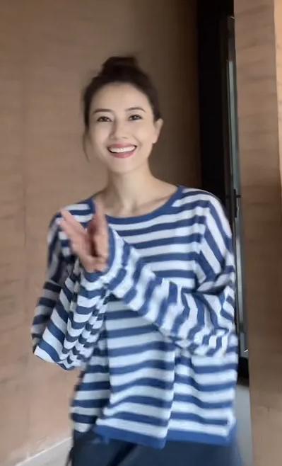 42岁高圆圆晒变装视频，穿条纹休闲衫扎丸子头，笑容甜美清纯可爱