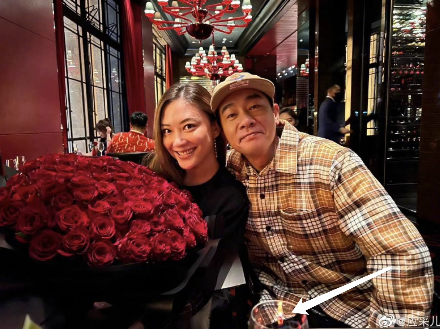 应采儿情人节庆祝结婚12周年，手捧红玫瑰，与陈小春共进烛光晚餐