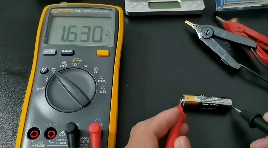 南孚电池2.5元，小米电池1元，通过试验测试容量，看看哪个划算？