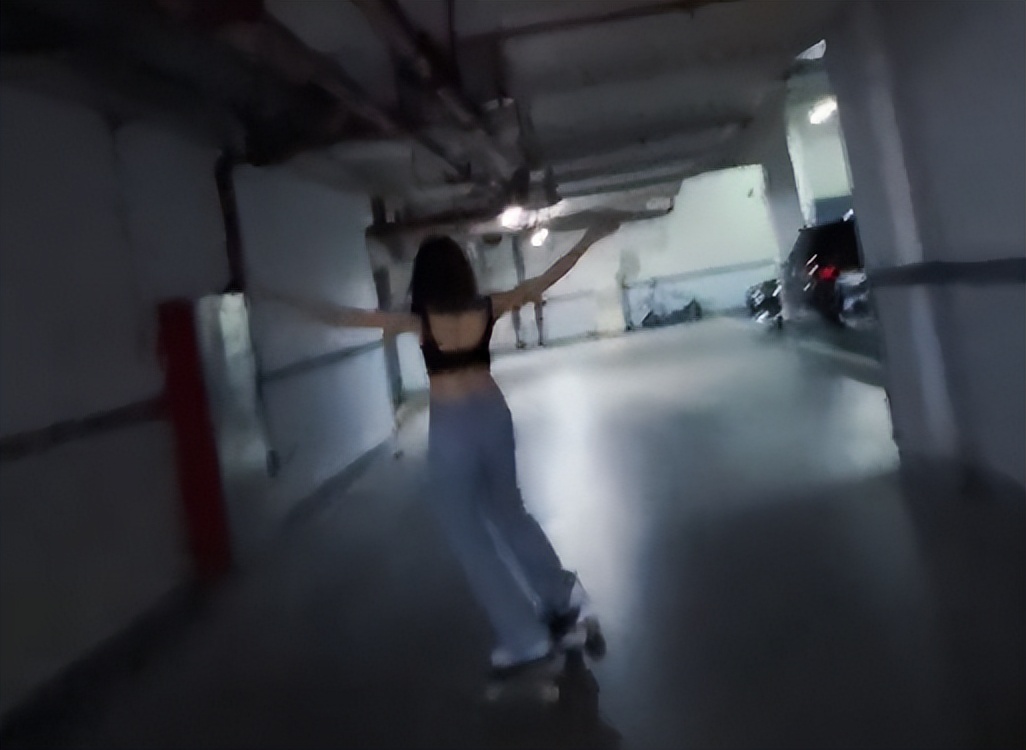 有钱任性！郑恺前任车库玩滑板被批太危险，衣着也遭吐槽不合适