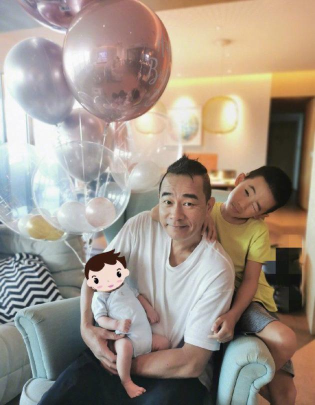 应采儿晒一家四口合影庆元旦，小儿子hoho表情严肃，容貌又变了