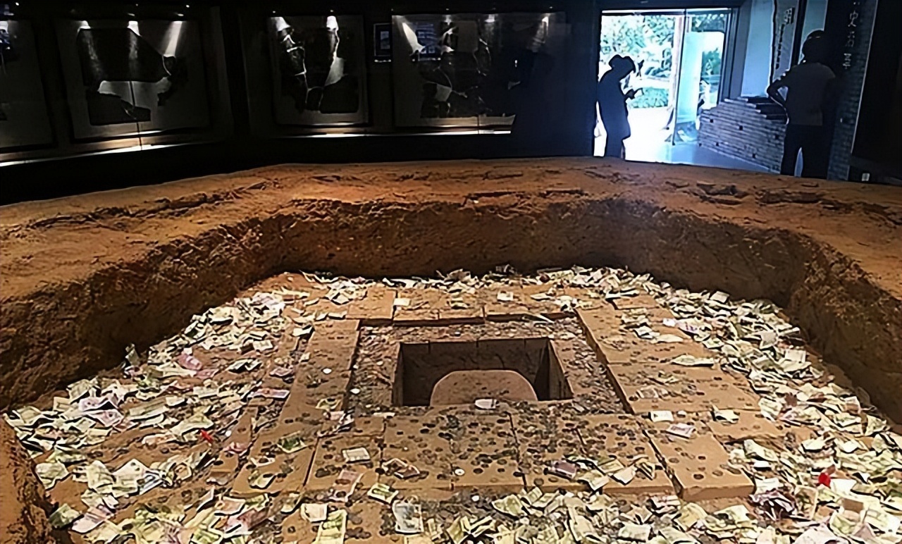 01年杭州雷峰塔下发现地宫，挖出一小金盒，塔底秘密终于浮出水面