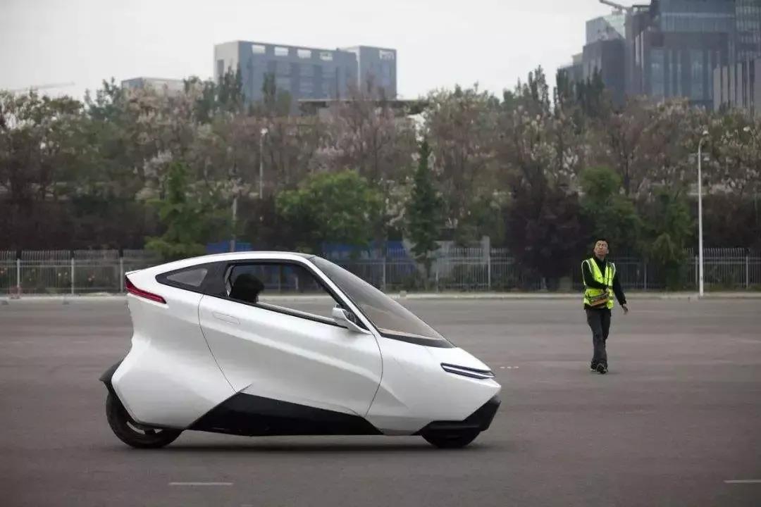 中国首款两轮电动汽车问世，科幻精致，直横走撞不倒续航400公里