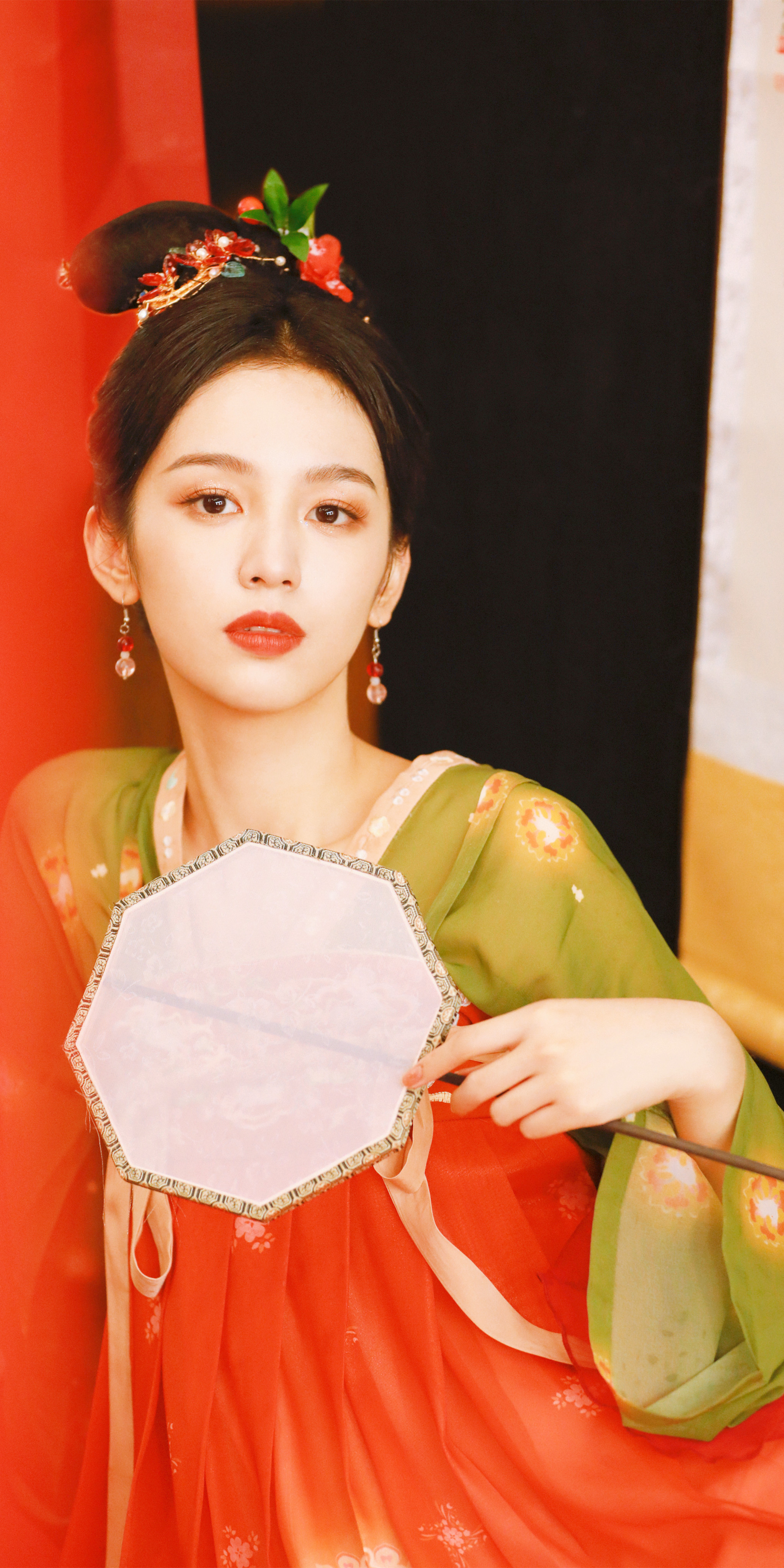 今日份明星壁纸,周也唯美古风造型,养眼迷人的琵琶石榴花小姐姐