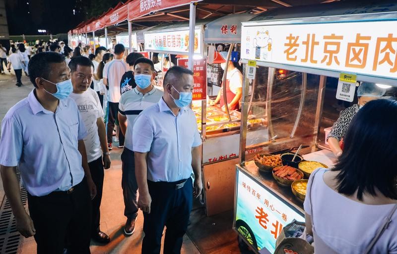 酒醇菜香，夏季夜宵正当时，光谷城管人护航“夜经济”发展惠民生