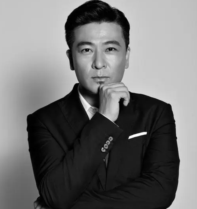 事实证明!"消失"已久的45岁于毅,早已走上了另一条大道!-蘑菇号