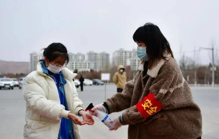 吉林一高校被封，校长为学生购买10多头活猪，评论区叫人笑不活了