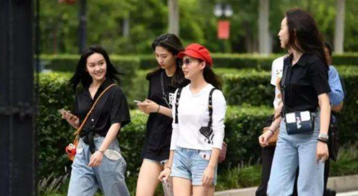 大学校园再出迷惑行为，00后学生到月末扎堆用现金，原因甚是有趣