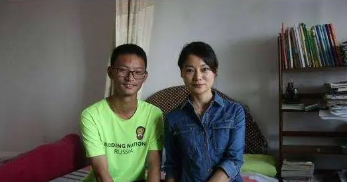 王恒杰：高考考场外跪地谢母，为心中理想放弃985名校