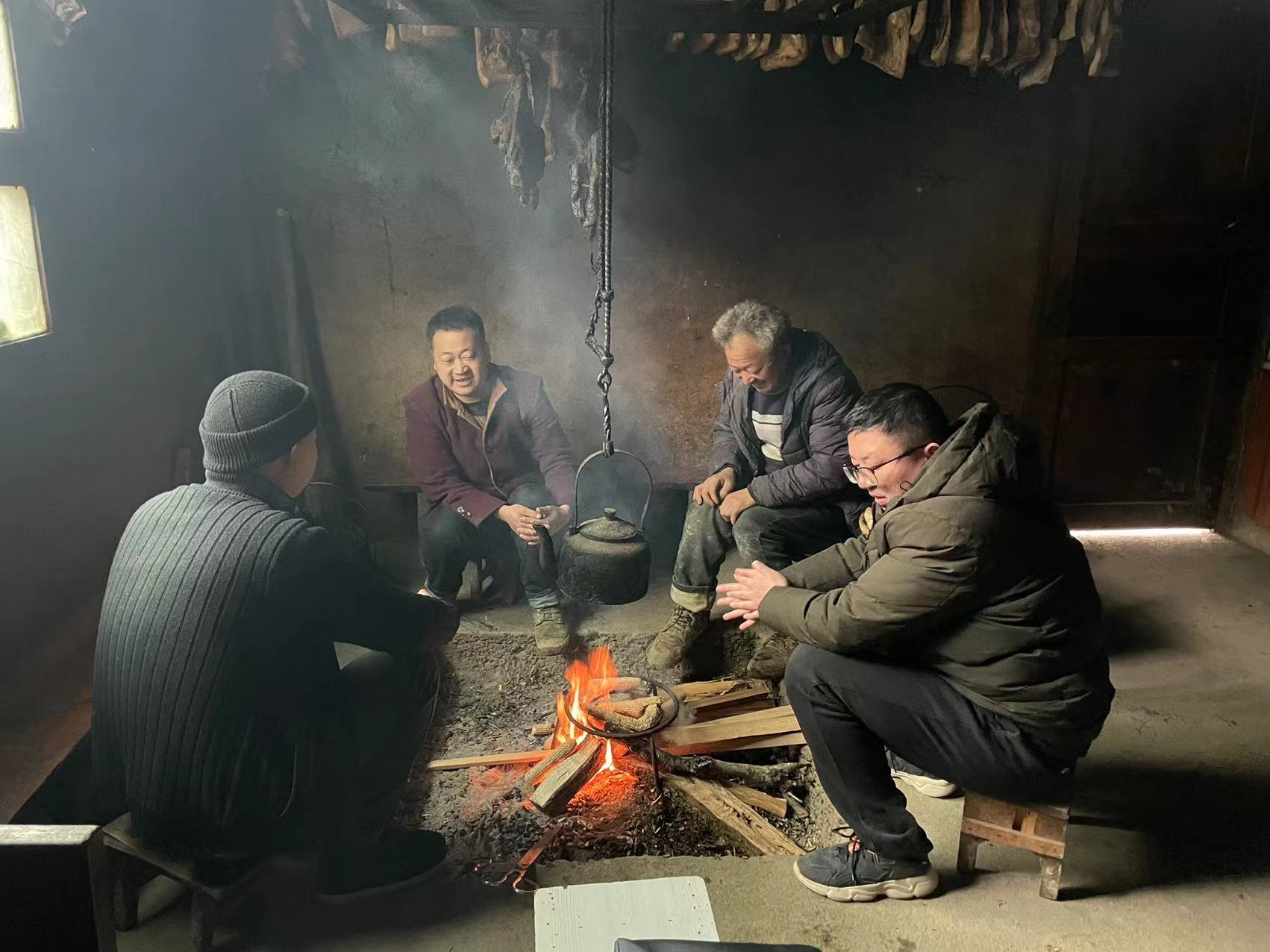 「作风能力建设年」镇巴法院：法官踏雪解心结 围坐释法促和谐