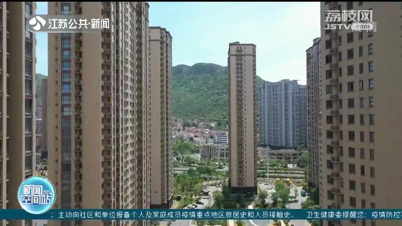 连云港高层建筑电缆井起火 消防出动安全疏散30人