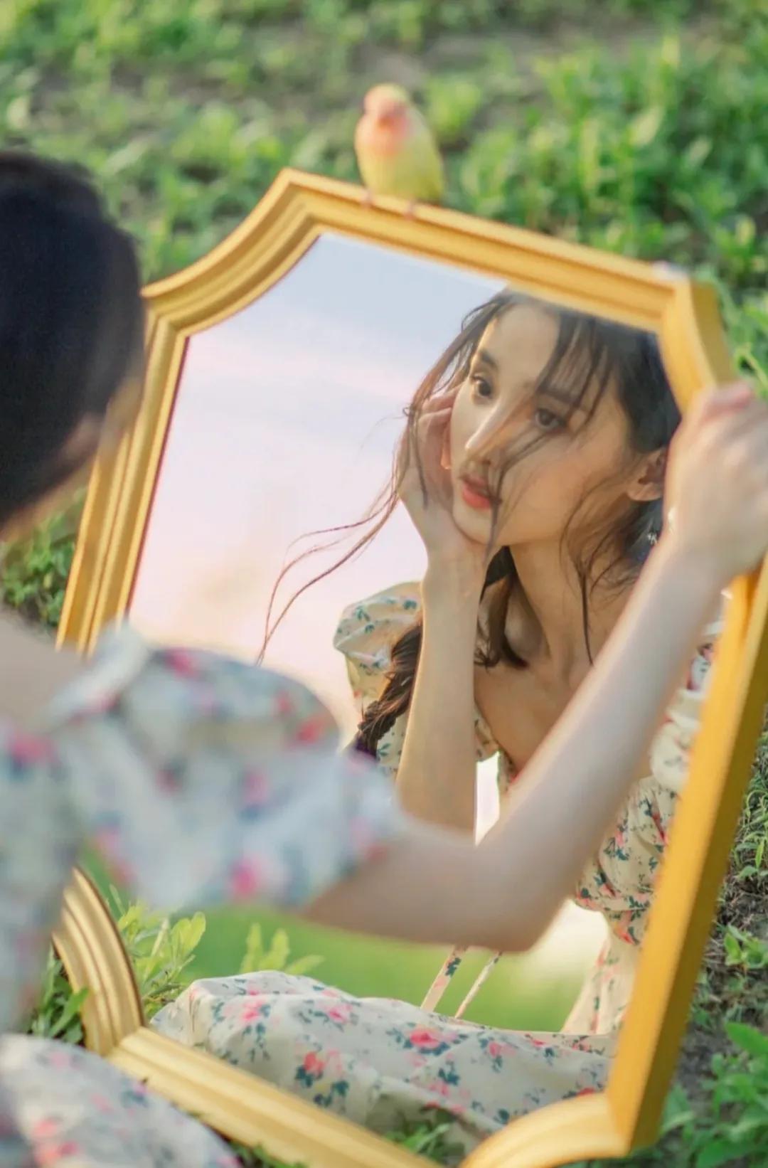 卓煜茜对镜随拍，镜子里的她特别灵动，清纯靓丽，