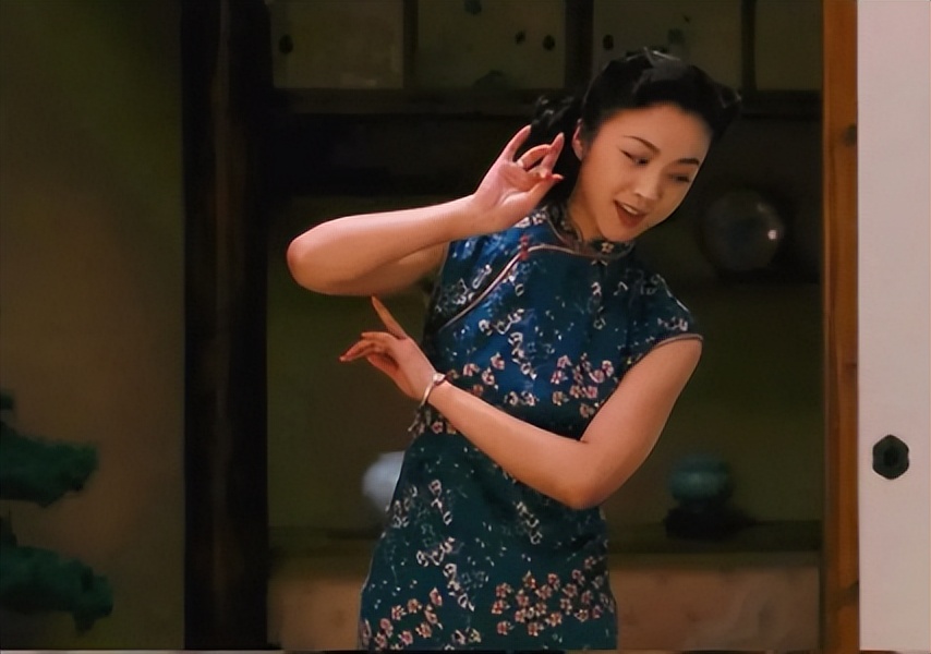 为了很好的展现人物,汤唯学习上海话,穿旗袍高跟鞋,唱苏州评弹,苦读