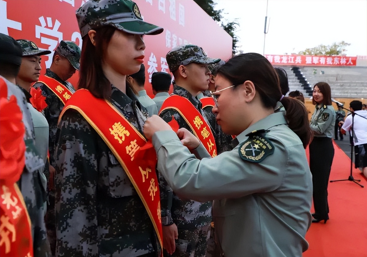 当2年义务兵的大学生，退伍后能拿到多少钱？想参军要知道