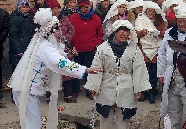 50岁妇女靠“哭丧”谋生，一年接70多场葬礼磕头万次，年入几万元