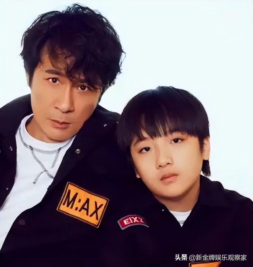 14岁费曼晒吴镇宇夫妇牵手照，妈妈露背影不露脸，调侃爸爸是老人