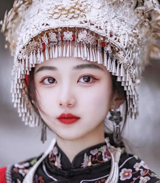 南京大学“土家族”女孩火了，气质甜美，简直是行走的招生简章