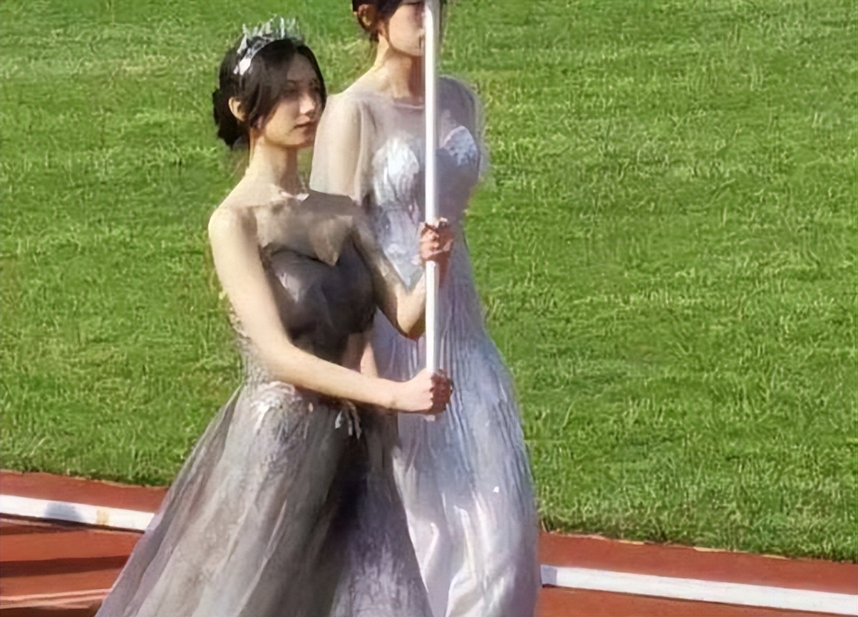 高三举牌女生火了，面容甜美神似四千年美女，评论区却满满恶意