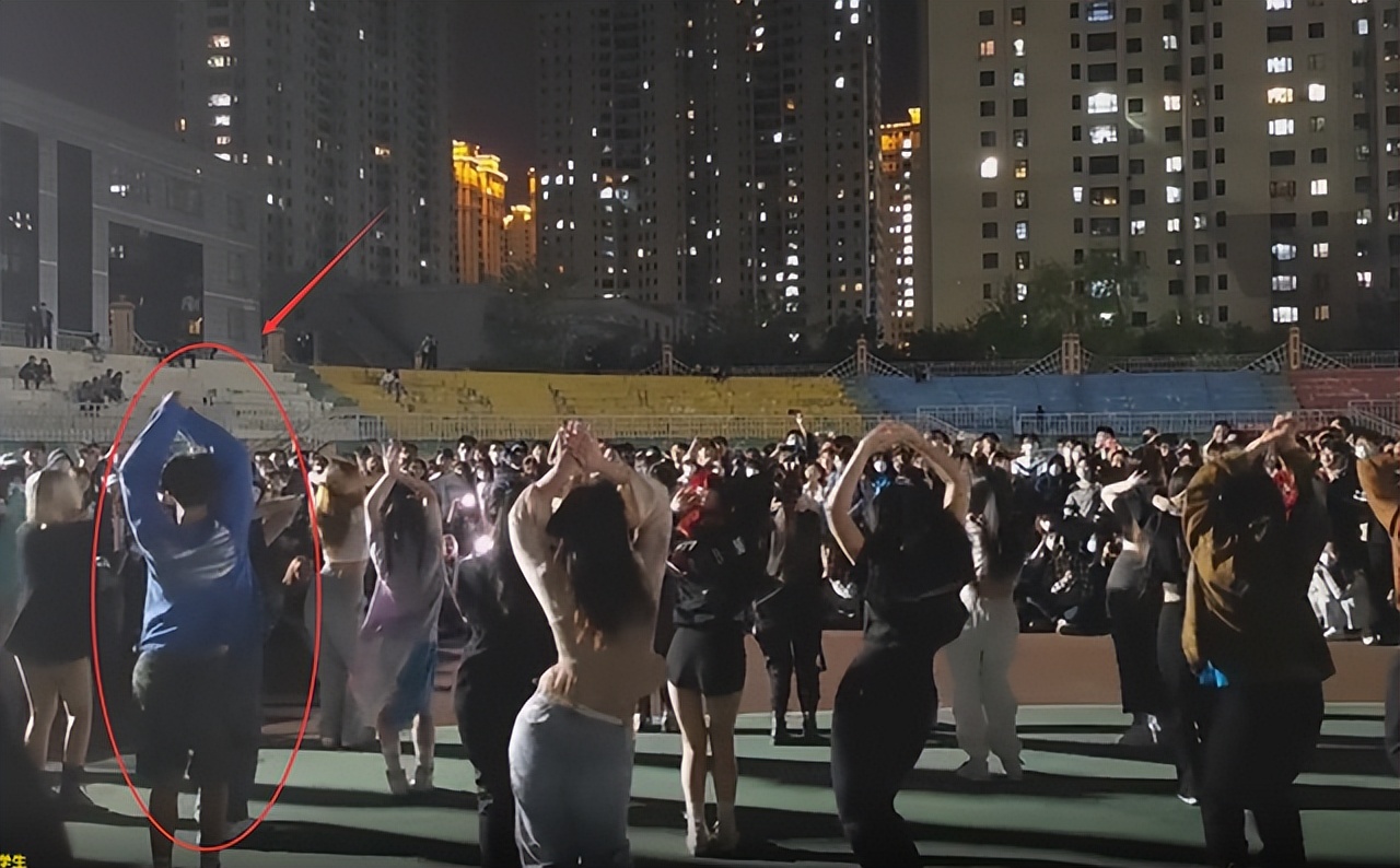 封校后，美女大学生在操场热舞，舞姿妩媚，引众人围观