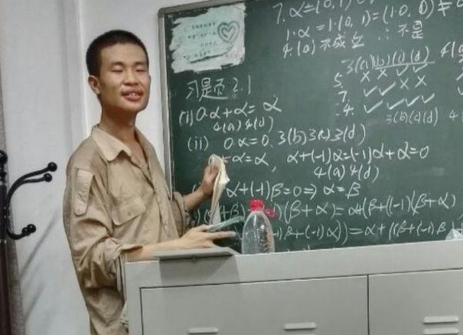 北大韦东奕回应有人送水壶：担心会影响师德，还是喜欢用矿泉水瓶