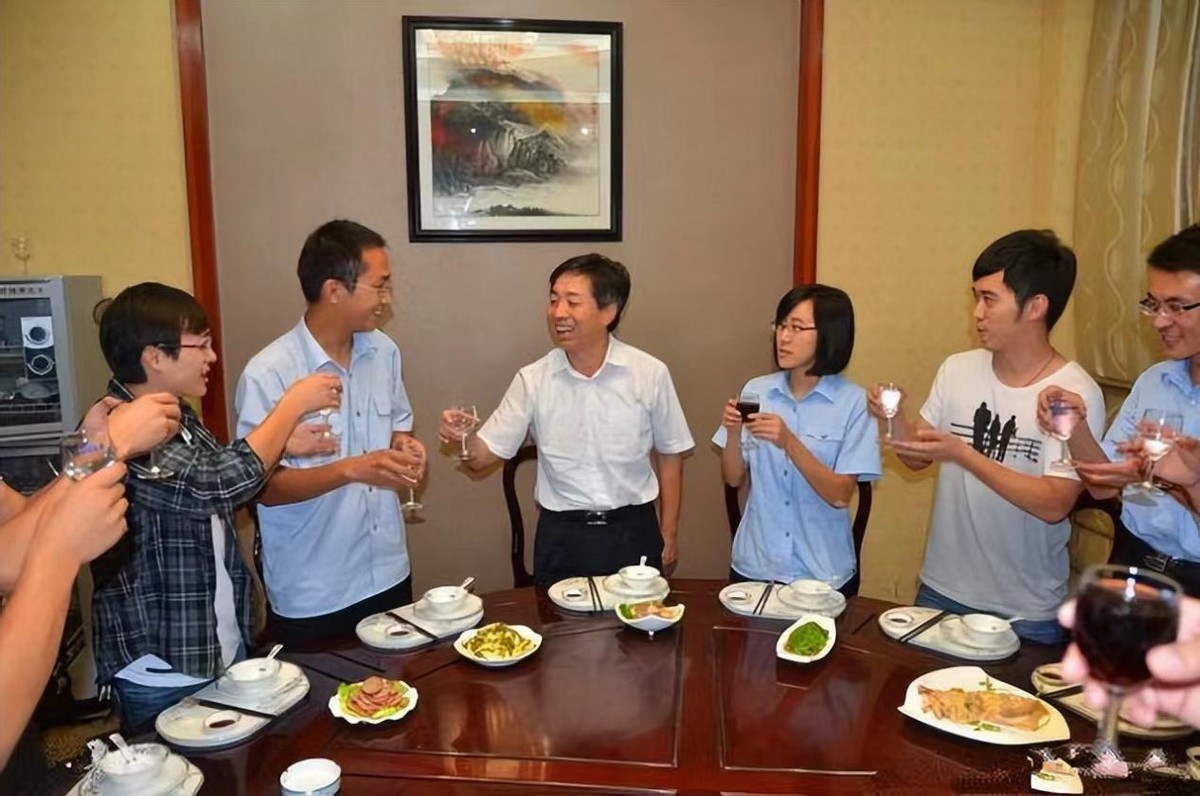 喝白酒時，講究這4個“最佳”，健康飲酒醉得慢，讓你多喝二兩半