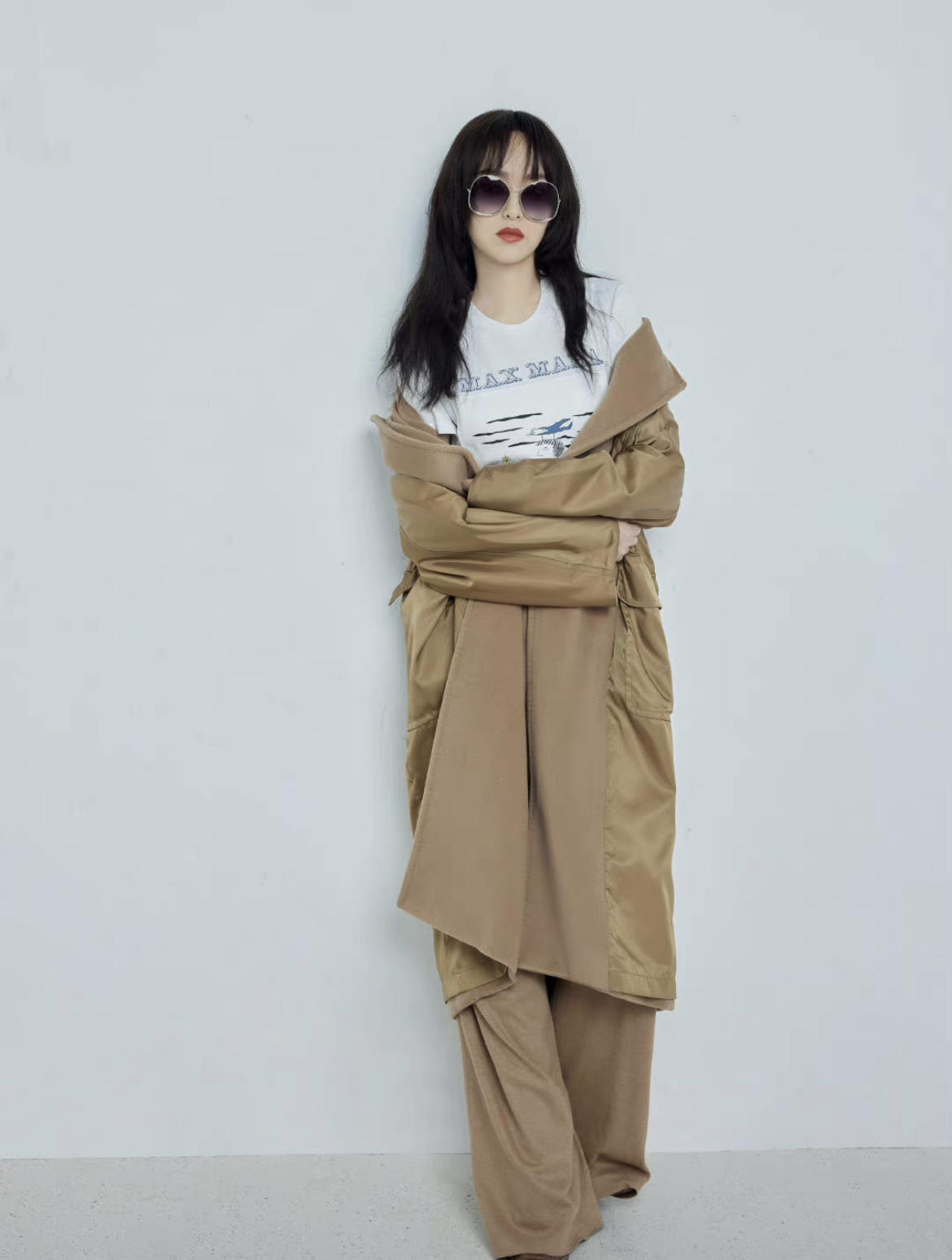 唐嫣身材好又会穿,深灰色毛衣 千鸟格半身裙,气质时尚两手抓