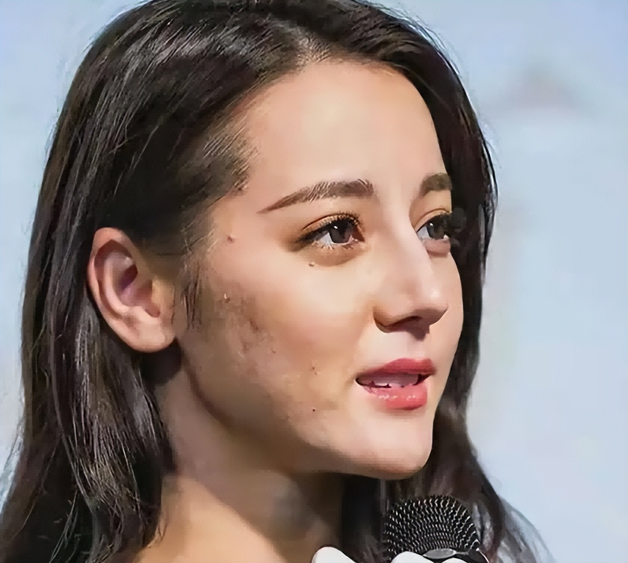 痘痘脸、赘肉、五五分！生图里的女星，让我看见了人间真实