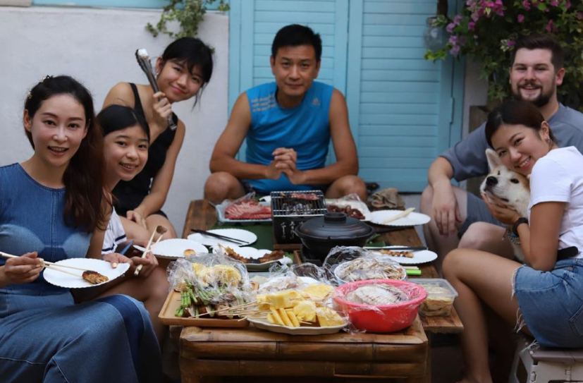 杨卓娜：生了孩子没名没分，还得照顾两个继女当后妈